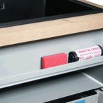 Plaukts piederumiem zem izlietnes