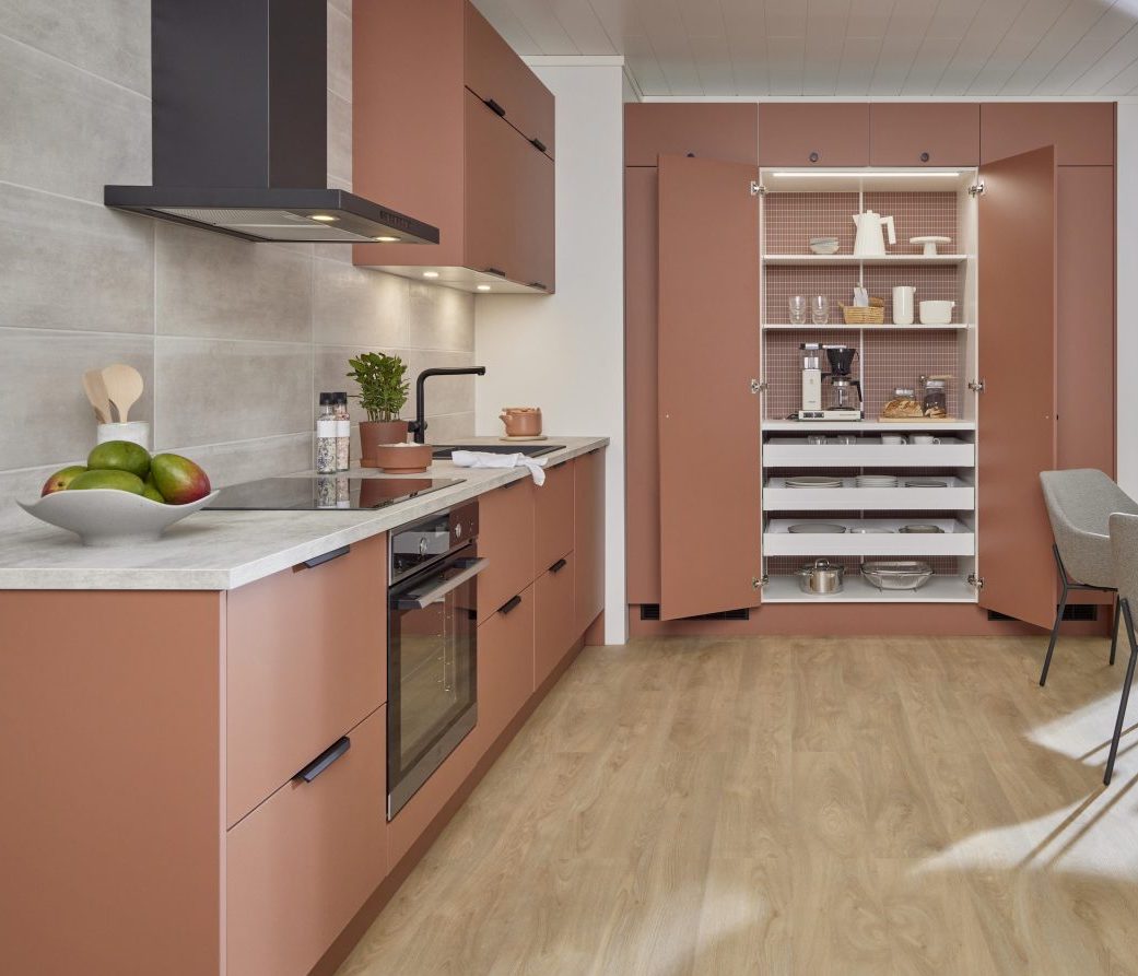 laša krāsas Alvic mēbeļu plātnes virtuves interjerā