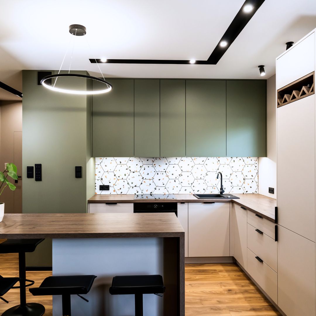 virtuves skapīši ar zaļām akrila plātnēm