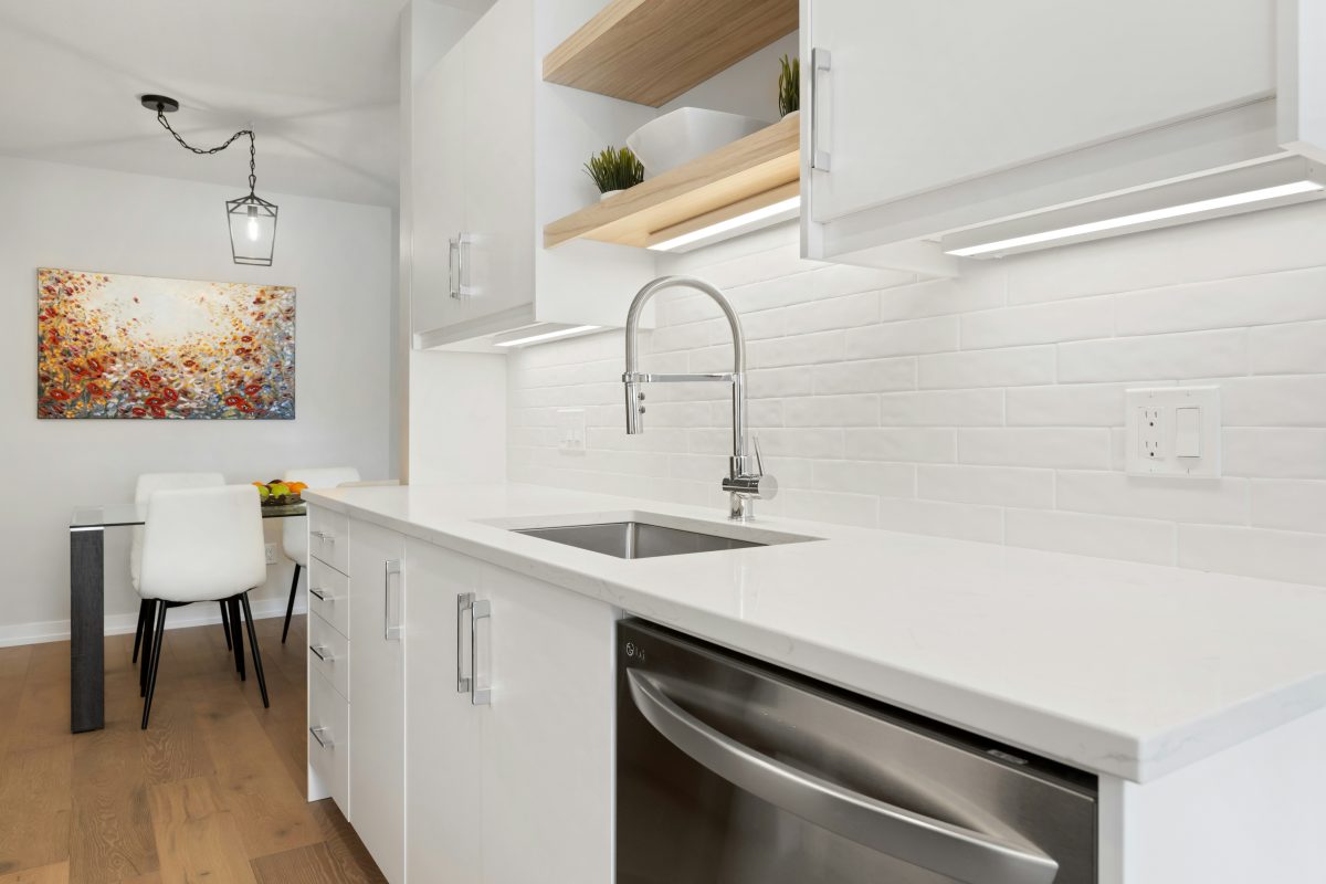 baltas krāsas virtuves interjers