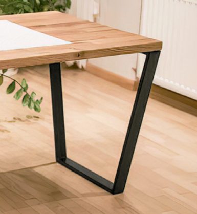 Koka galds uz dizaina metāla kājām