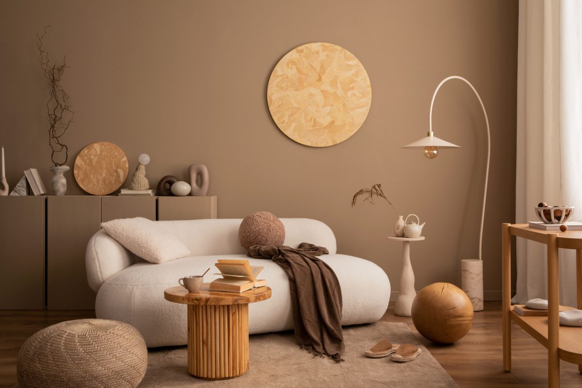 mājīgs viesistabas interjers zemes toņos