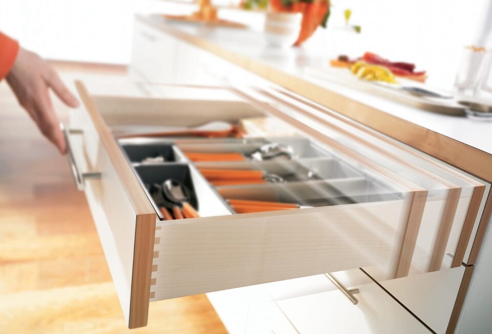 blum atvilktne baltā krāsā ar soft-close mehānismu