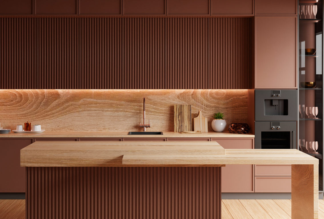 moderns virtuves interjers ar sarkanbrūnām mēbeļu fasādēm